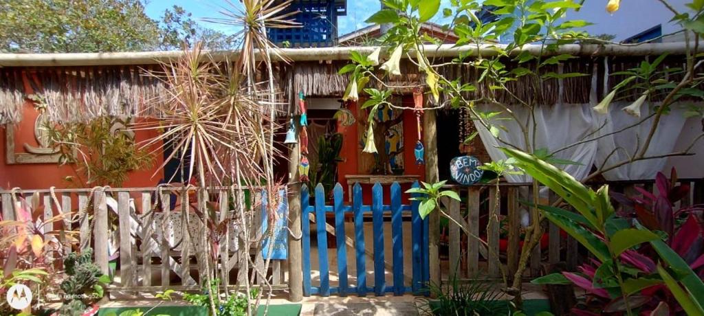 uma cerca azul em frente a uma casa em Recanto da Vera em Ilhabela