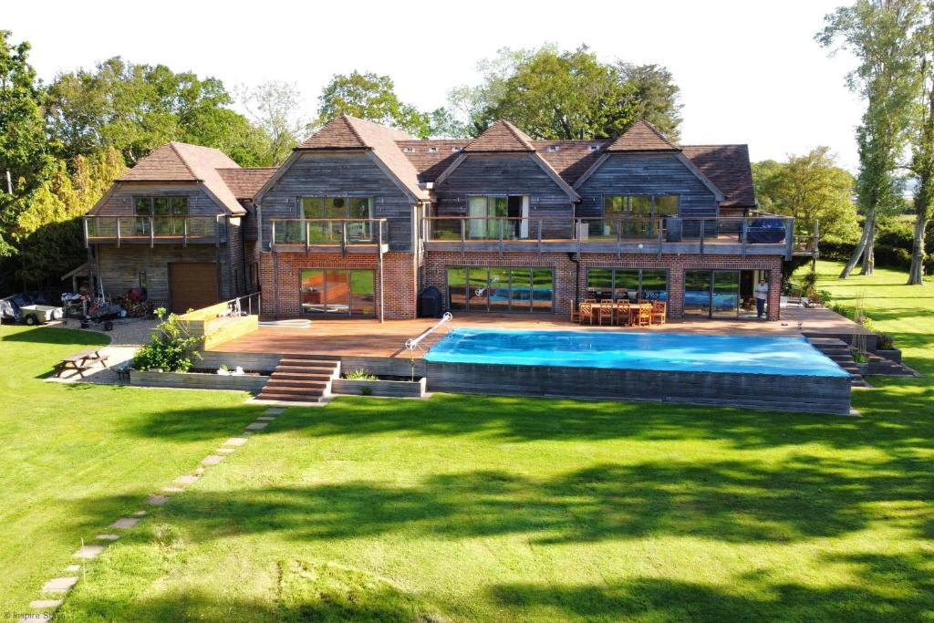 uma casa grande com piscina no quintal em The Shallows by inspirestays-com em North Hayling