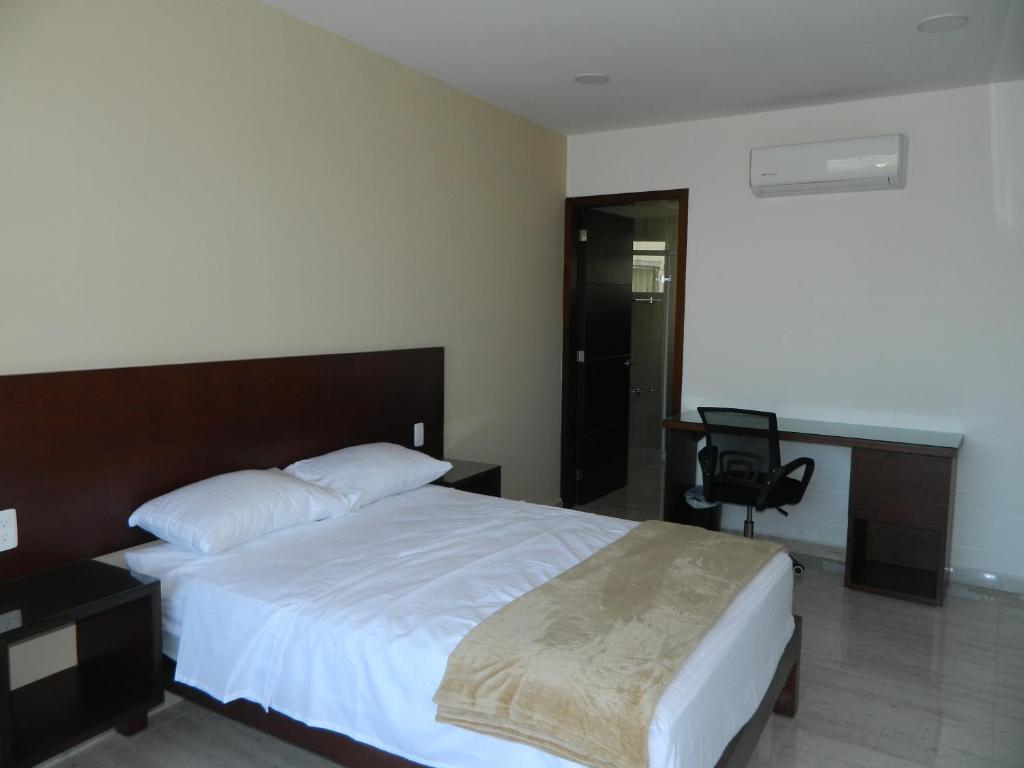 Postel nebo postele na pokoji v ubytování ACL Suites