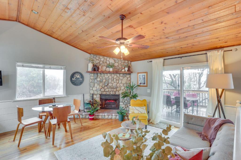 - un salon avec un ventilateur de plafond et une table dans l'établissement Mid-Century Mod Cottage, Steps to Lake Gregory!, à Crestline