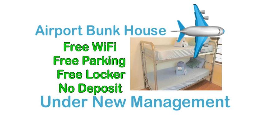 羅德岱堡的住宿－Airport Hostel - Men only - Under New Management，一张机场保险房的照片,提供免费WiFi、免费停车场和无助推器