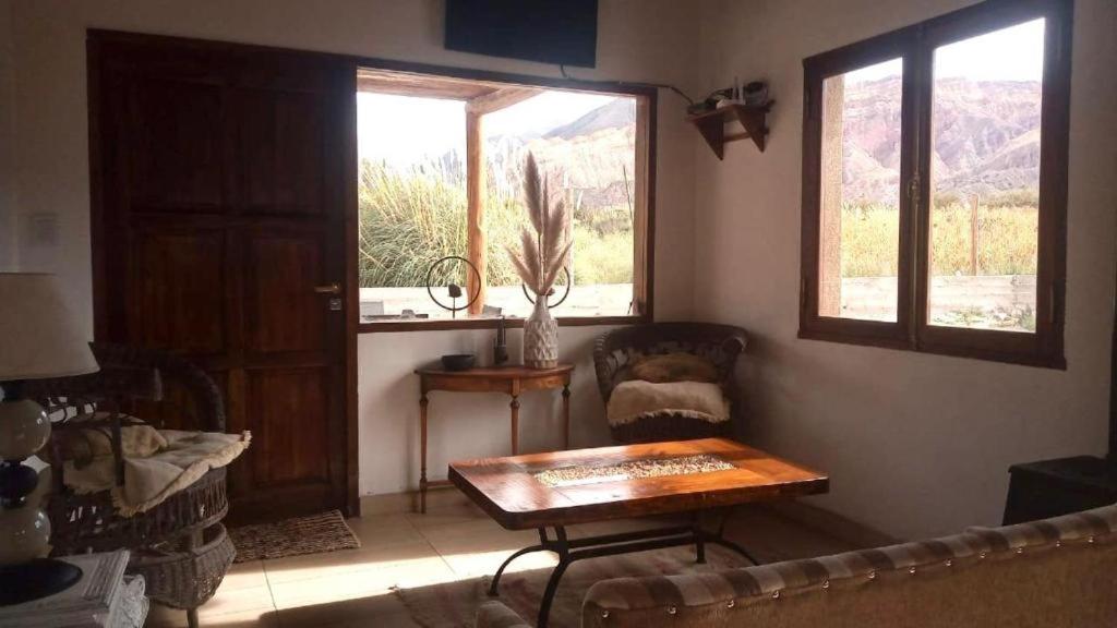 蒂爾卡拉的住宿－La Nochera，客厅配有沙发和桌子