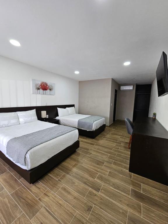 Łóżko lub łóżka w pokoju w obiekcie Hotel Ejecutivo Aeropuerto