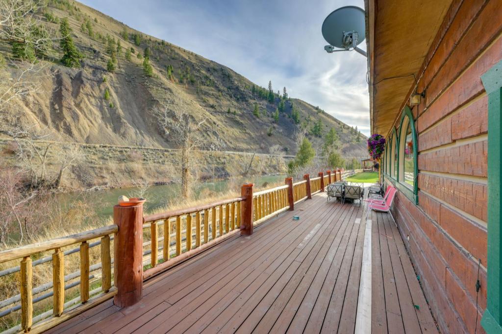 une terrasse en bois avec bancs sur le côté du bâtiment dans l'établissement Salmon Vacation Rental with On-Site River Access!, à Salmon