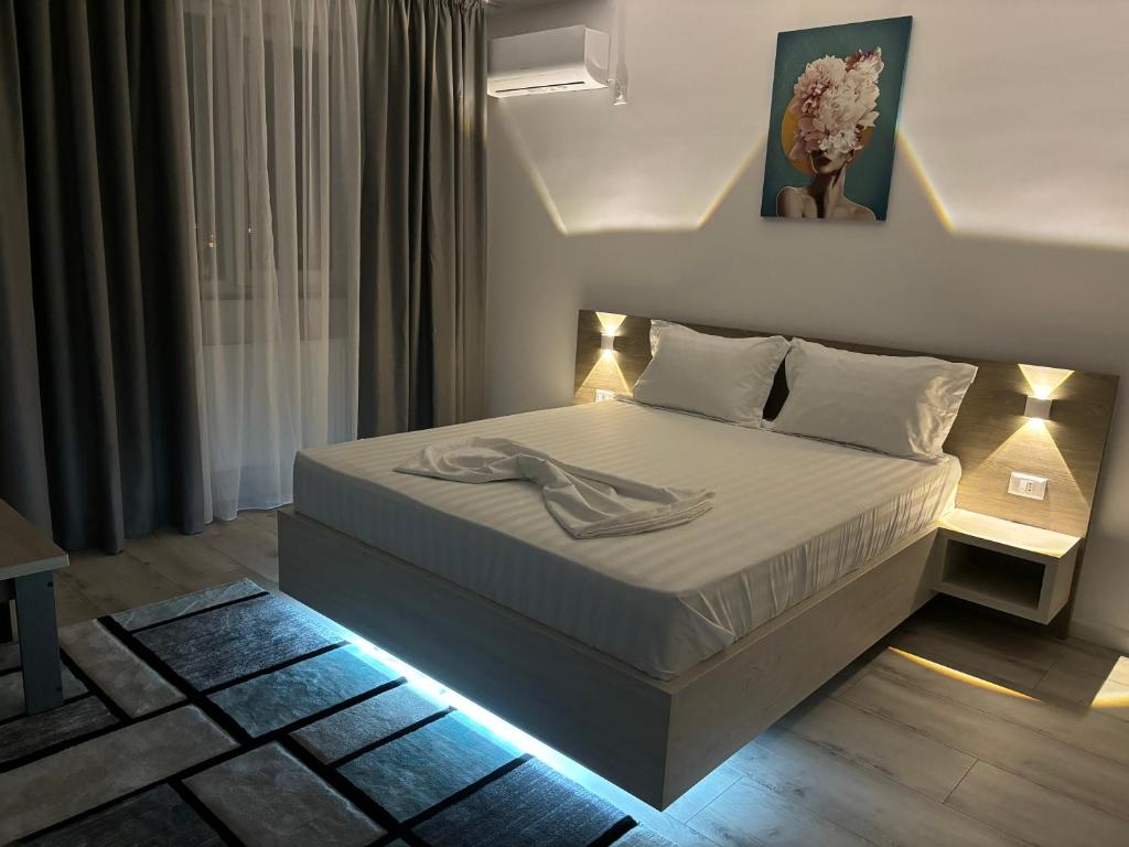 Un dormitorio con una cama con luces. en CELINE CONFORT N. D. COCEA en Bucarest