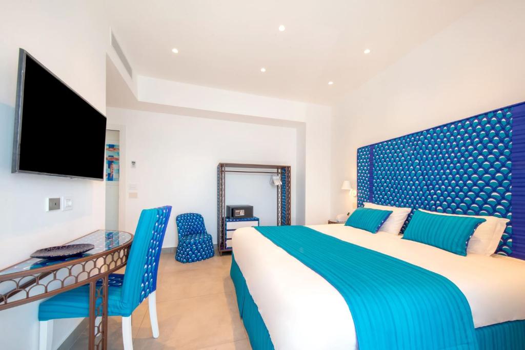 A television and/or entertainment centre at My Exclusive Italy - Beachfront Villa Sorrento & private sea access