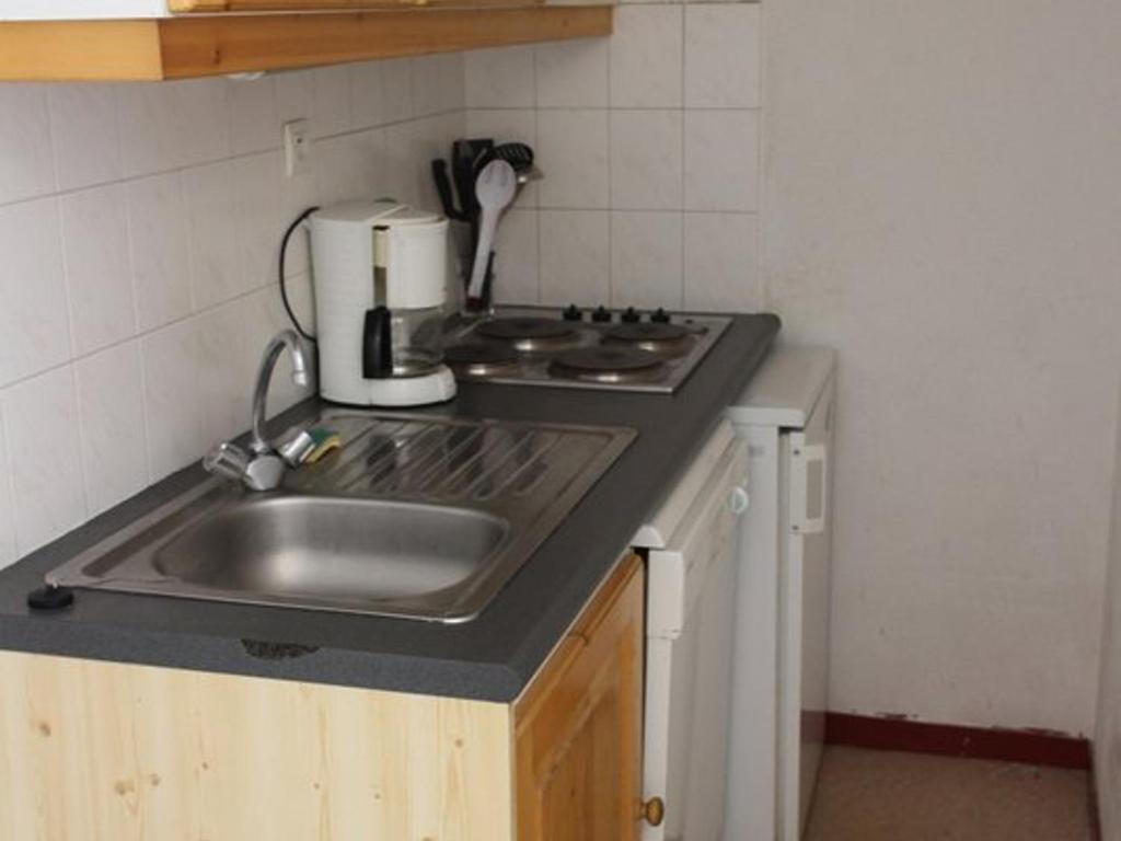 Appartement Valfréjus, 2 pièces, 6 personnes - FR-1-265-199にあるキッチンまたは簡易キッチン