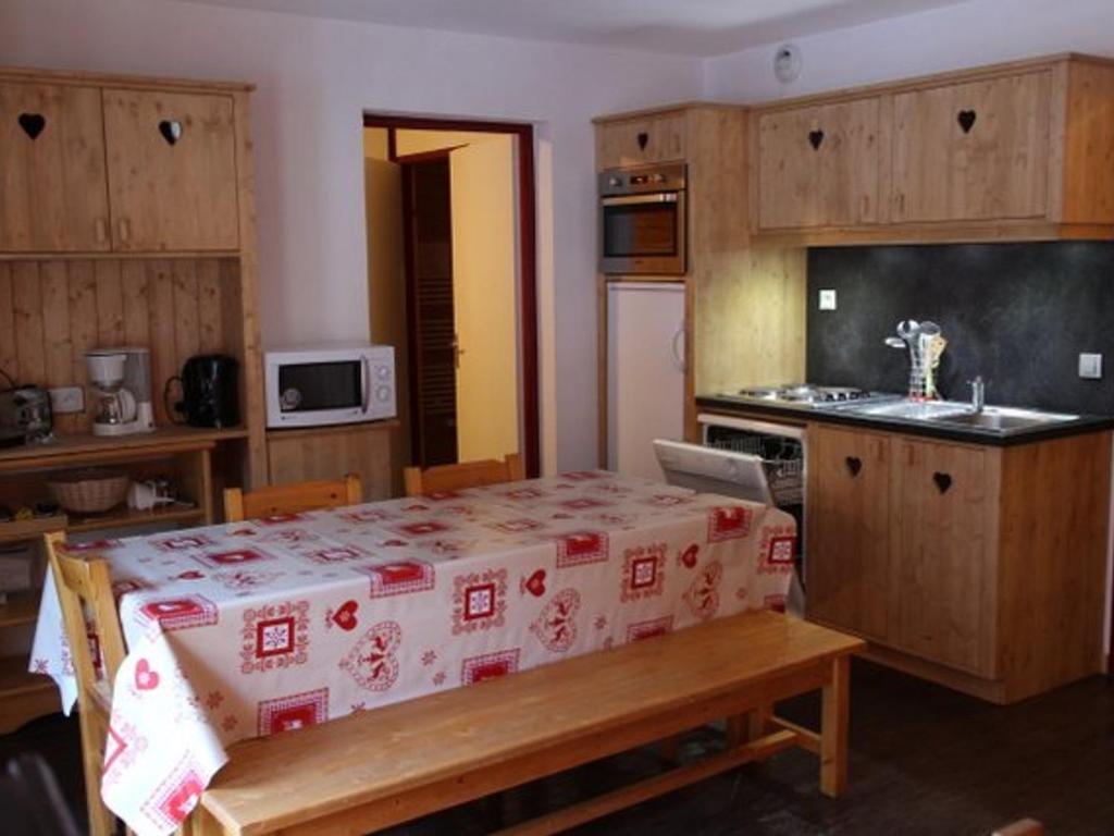 Appartement Valfréjus, 3 pièces, 8 personnes - FR-1-265-220にあるキッチンまたは簡易キッチン