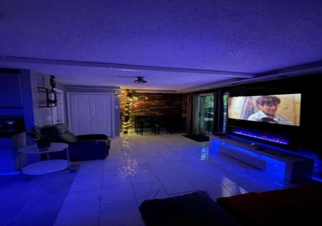 een woonkamer met een flatscreen-tv en een bank bij Brooklyn Luxury Spring Retreat with Private Outdoor Space in Brooklyn