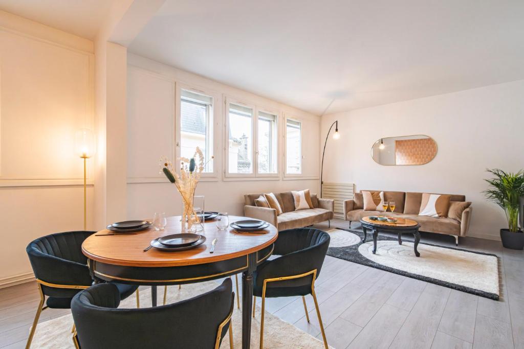 un salon avec une table et des chaises dans l'établissement Cathédrale/Centre/Free Parking, à Reims