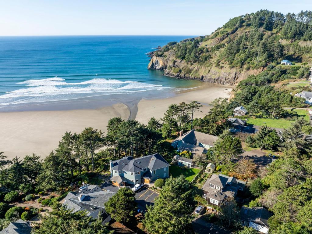 uma vista aérea de uma praia com casas em Tyee Lodge Bed And Breakfast em Newport