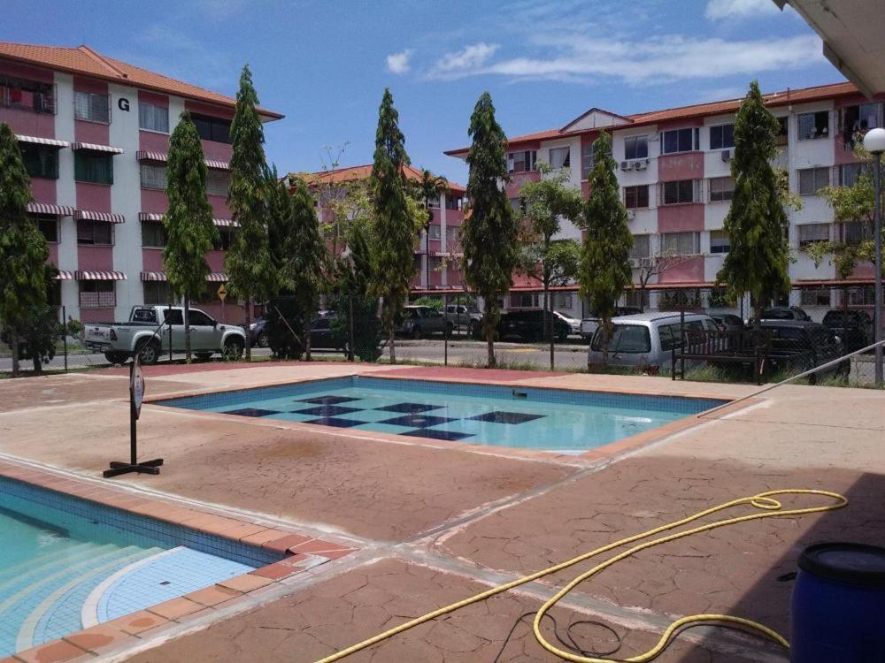 una piscina frente a un gran edificio en Dihome Ariel, en Donggongon