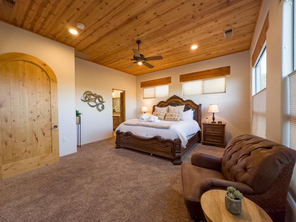 Un pat sau paturi într-o cameră la Spectacular Sedona Destination with Pool & Spa