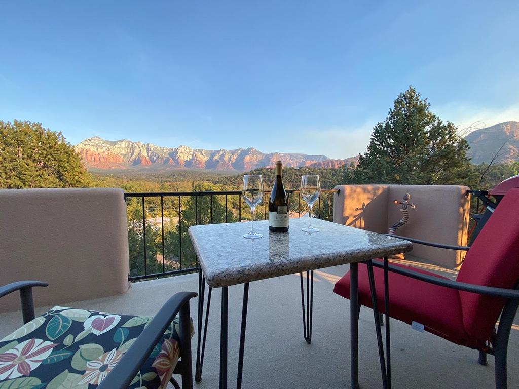 Una botella de vino sentada en una mesa en un balcón en Open Style Home with Magnificent Views!, en Sedona