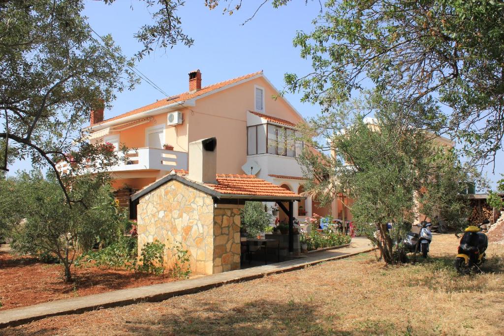 Vonkajšia záhrada v ubytovaní Apartments by the sea Sutomiscica, Ugljan - 912