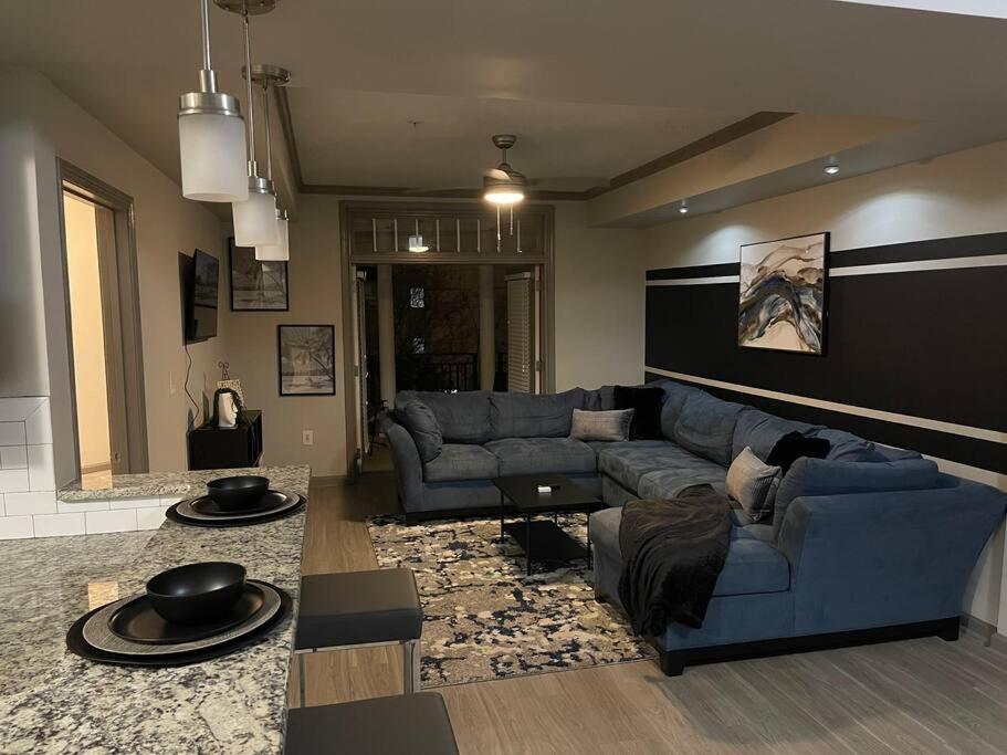 Un lugar para sentarse en Modern Luxury Fully Furnished 2BRM & 2Bath Downtown Atlanta Apartment