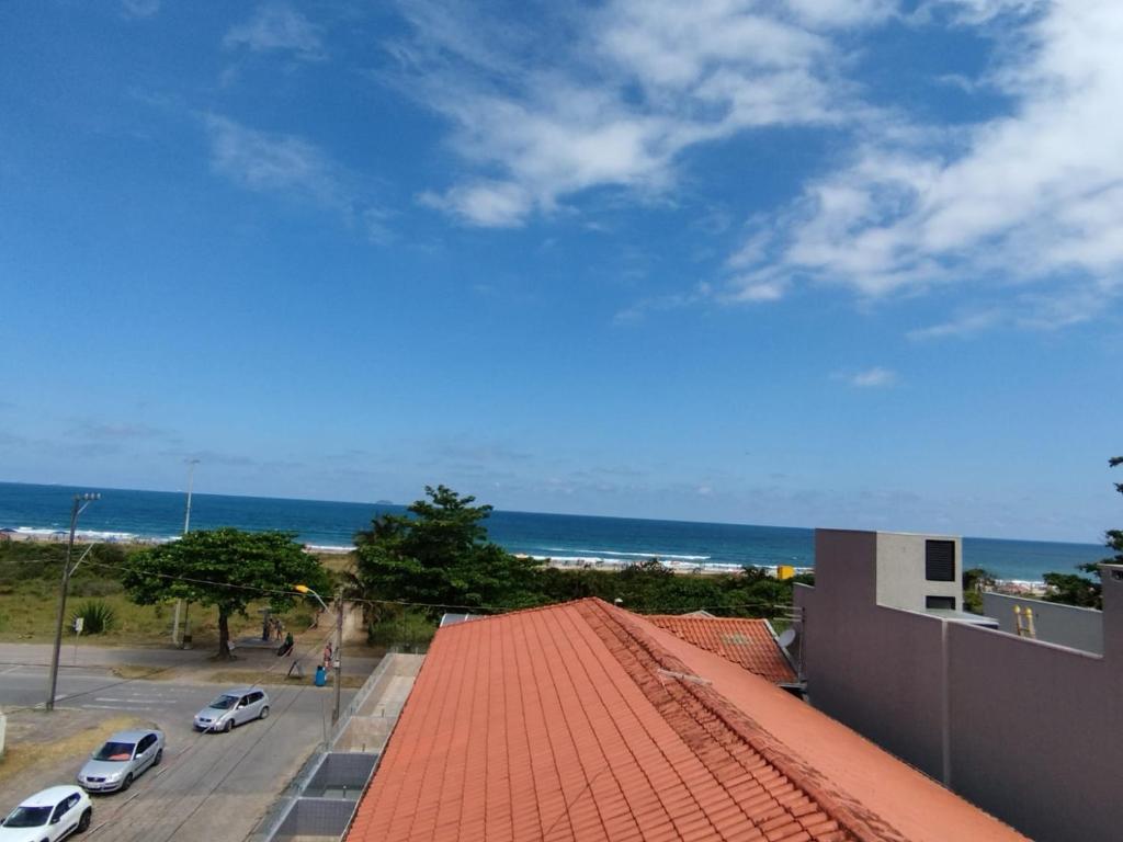 - une vue sur l'océan depuis le toit d'un bâtiment dans l'établissement Ap 01 apartamento Beira mar, à Pontal do Paraná