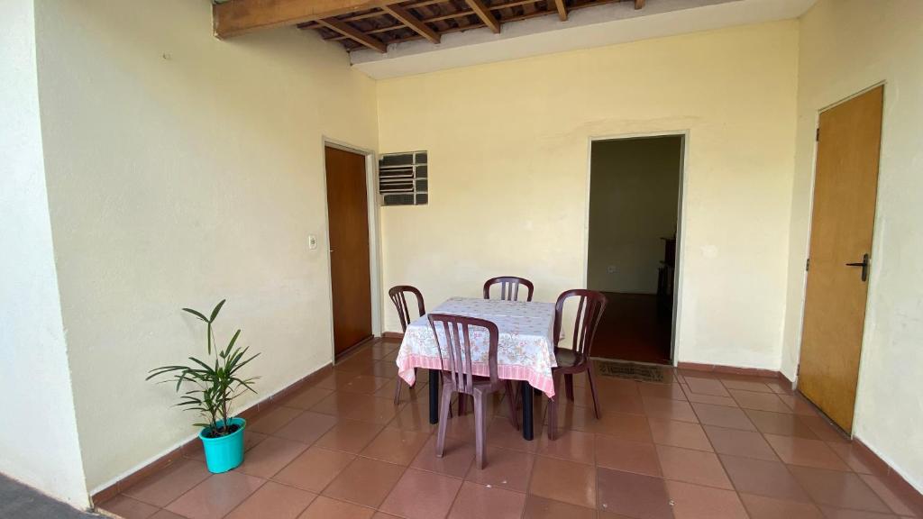 Casa recanto do mosteiro في ريبيراو بريتو: طاولة وكراسي في غرفة مع أرضية بلاط