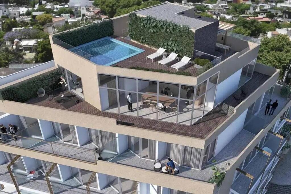 une vue aérienne d'une maison avec piscine dans l'établissement Lujoso Penthouse a estrenar en Sofisticado Barrio y Edificio Vista panorámica 100m2 Gimnasio Piscina Lujoso Salon de Fiestas Parking privado con acceso directo al departamento, à Buenos Aires