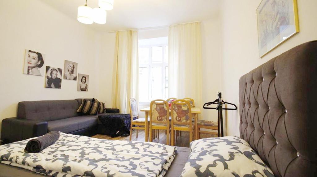 ein Wohnzimmer mit einem Bett und einem Sofa in der Unterkunft Comfortable rooms near Schönbrunn Palace in Wien