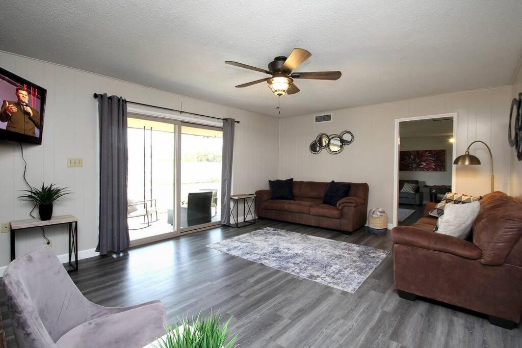 - un salon avec un canapé et un ventilateur de plafond dans l'établissement Entire Citrus House in Fresno, à Fresno