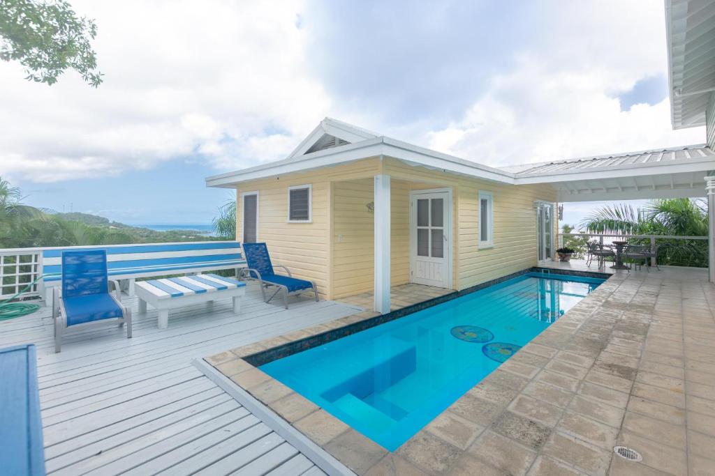 uma casa com piscina num deque em Casa Afortunada - 3 Bedrooms em Sandy Bay