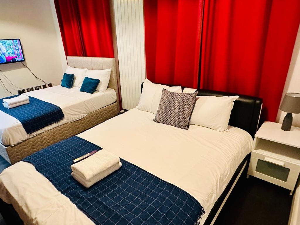 Katil atau katil-katil dalam bilik di London Regent Studio Apartments