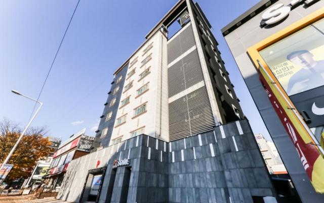 テジョンにあるFrom H sum Hotel Daejeonの窓側の建物