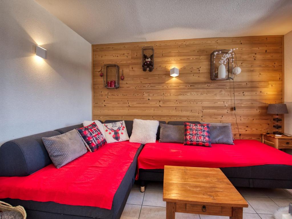a living room with a couch and red blanket at Appartement Morillon 1100, 3 pièces, 7 personnes - FR-1-642-1 in Morillon