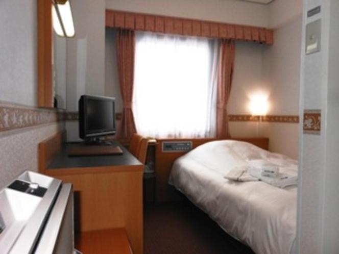 um quarto de hotel com uma cama e uma televisão em Hotel Alpha-One Tsuruoka em Tsuruoka
