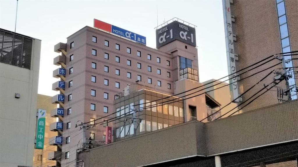 un edificio alto con un reloj encima en Hotel Alpha-One Nagaoka, en Nagaoka