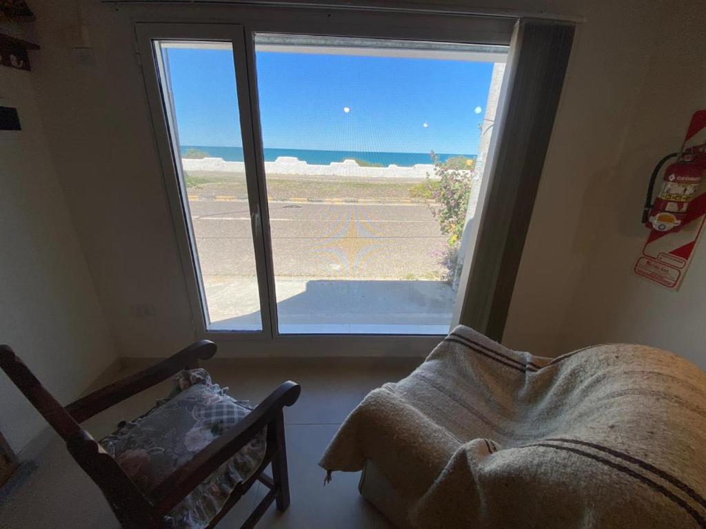 ラス・グルータスにあるDepto Frente a la playa, con vista al marの窓(椅子付)が備わる客室で、景色を望めます。