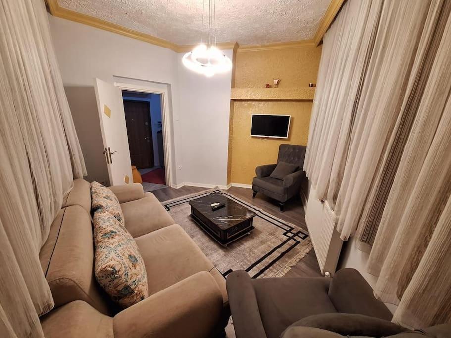 ein Wohnzimmer mit einem Sofa und einem Tisch in der Unterkunft Amazing TaKSIM Apartment 2 in Istanbul