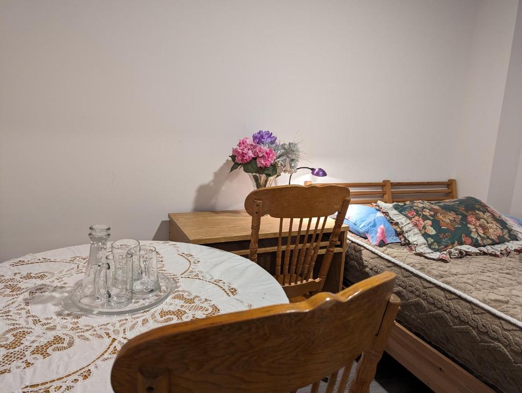 een eetkamer met een tafel en een bed bij Honey Dew in Bowmanville