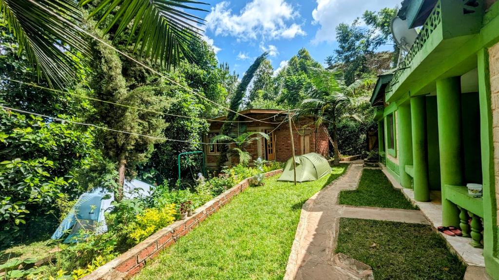 einen Garten mit einem Zelt neben einem Haus in der Unterkunft Galapagos Homestay in Lushoto