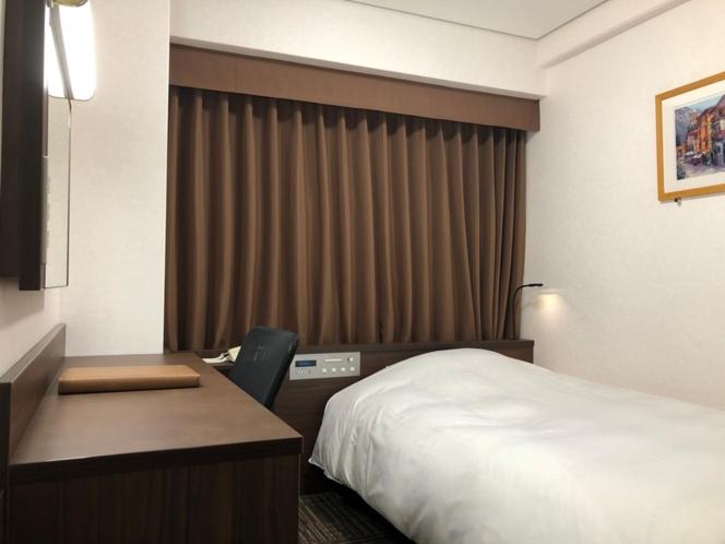 Postel nebo postele na pokoji v ubytování Hotel Alpha-One Takaoka Ekimae