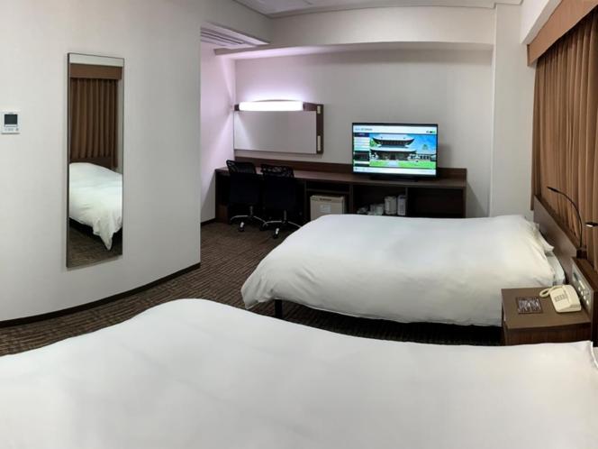 Postel nebo postele na pokoji v ubytování Hotel Alpha-One Takaoka Ekimae