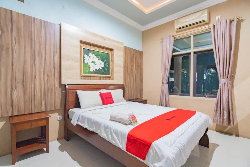 Ένα ή περισσότερα κρεβάτια σε δωμάτιο στο RedDoorz Resort Premium @ Sangkan Hurip Kuningan