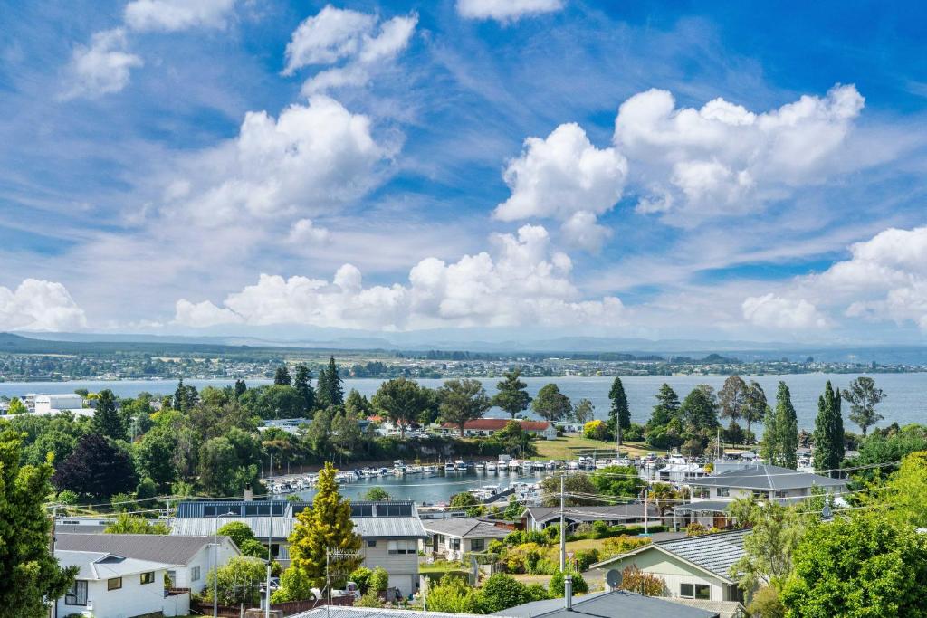 vista su una città con una cassa d'acqua di Ngaio Views - Lake Taupo Holiday Home a Taupo