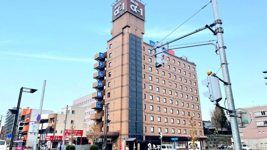 鯖江市にあるホテル・アルファ－ワン鯖江の時計塔がそびえる高層ビル