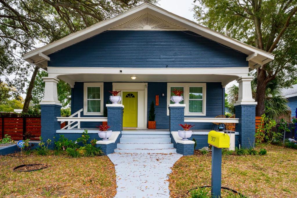 una casa blu con una porta gialla di The Green Door in Ybor a Tampa