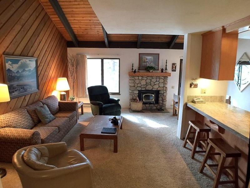 uma sala de estar com um sofá e uma lareira em Standard Condos with Free Parking em Mammoth Lakes