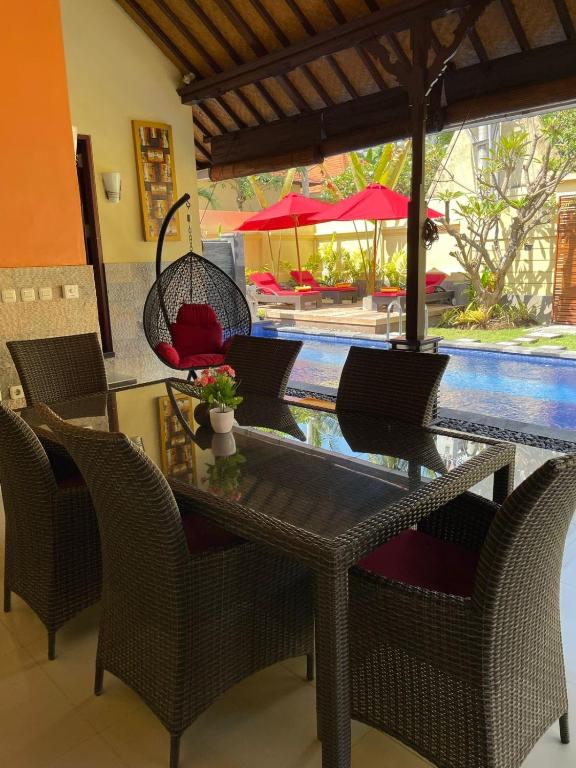 Bazén v ubytování Teluk Karang Dive & Spa Resort nebo v jeho okolí