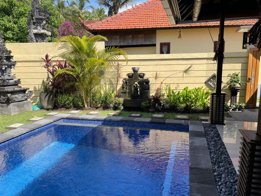 Bazén v ubytování Teluk Karang Dive & Spa Resort nebo v jeho okolí
