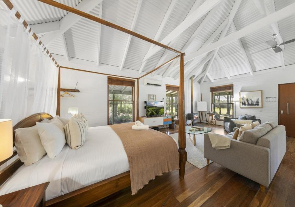 una camera con letto e un soggiorno di Sweetacres Hunter Valley a Pokolbin