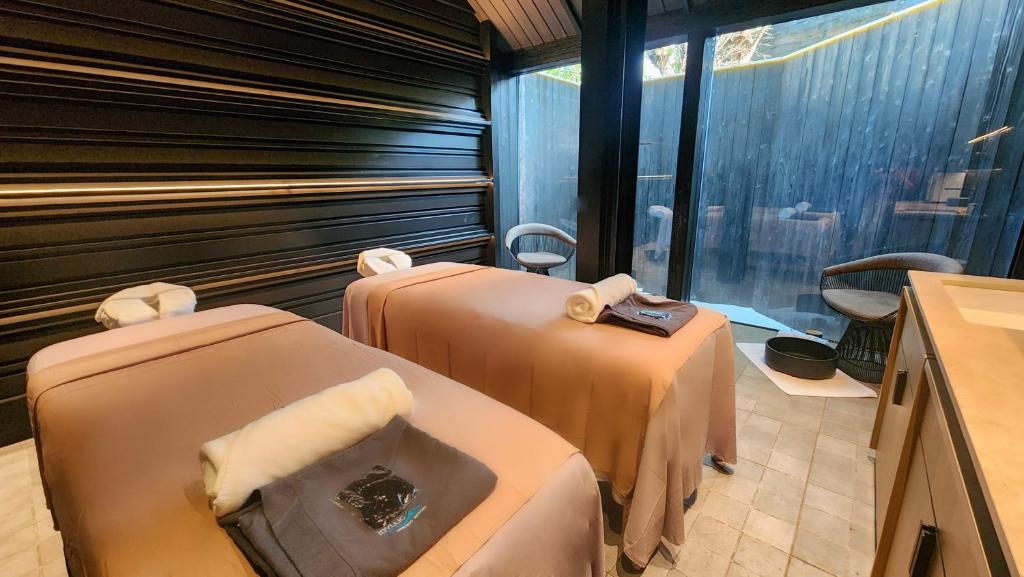 a room with two beds and a bath tub at Idyllic Concept Resort in Ko Lipe