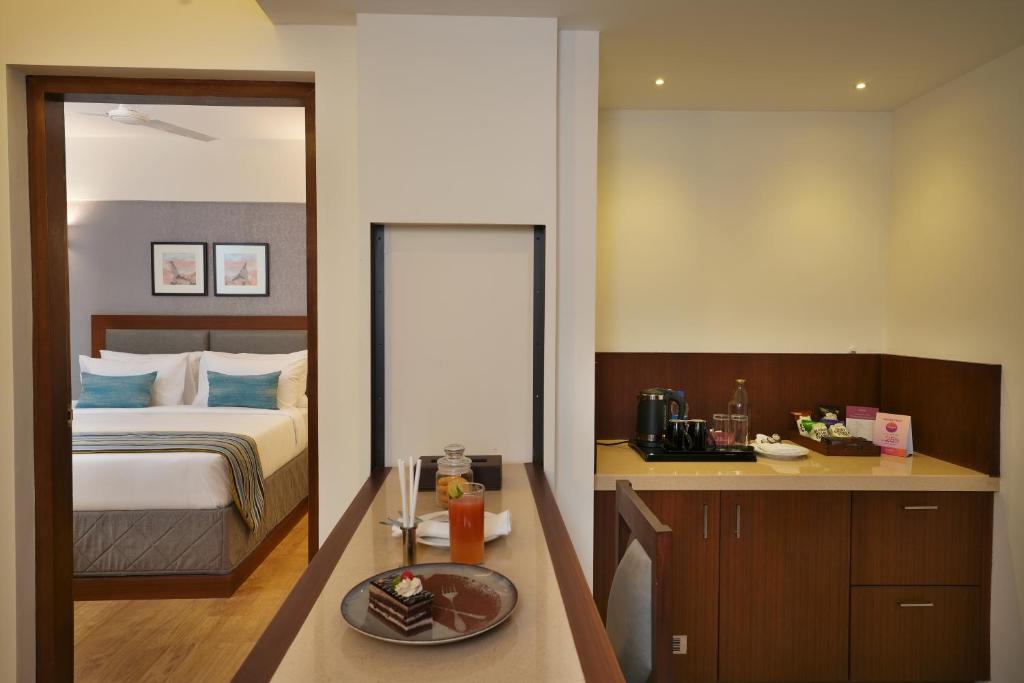 Postel nebo postele na pokoji v ubytování Noah Sky Suites