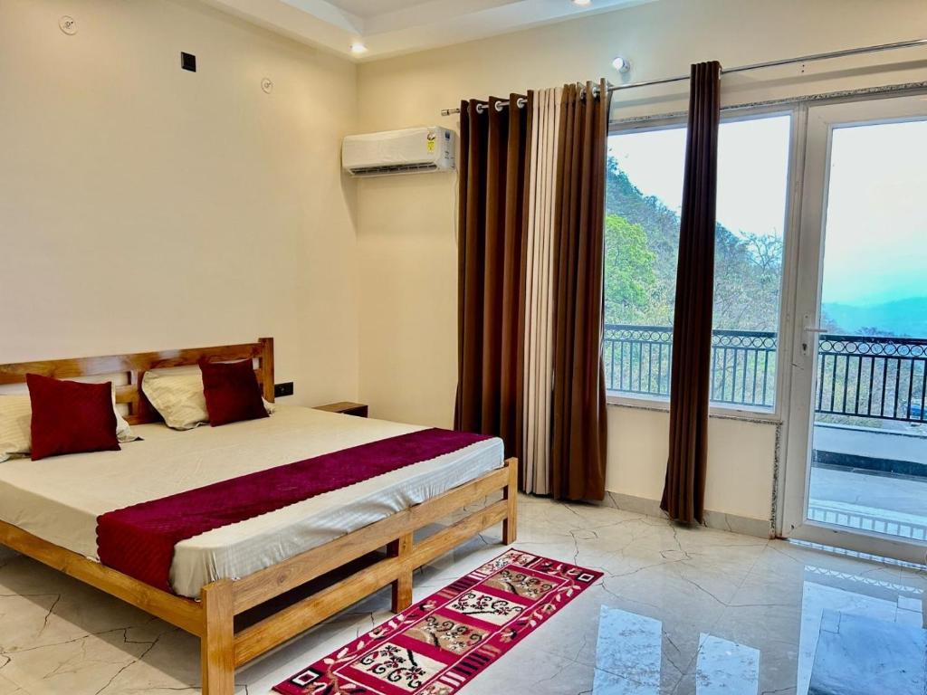 En eller flere senge i et værelse på Hotel The Surya Inn Uttarakhand
