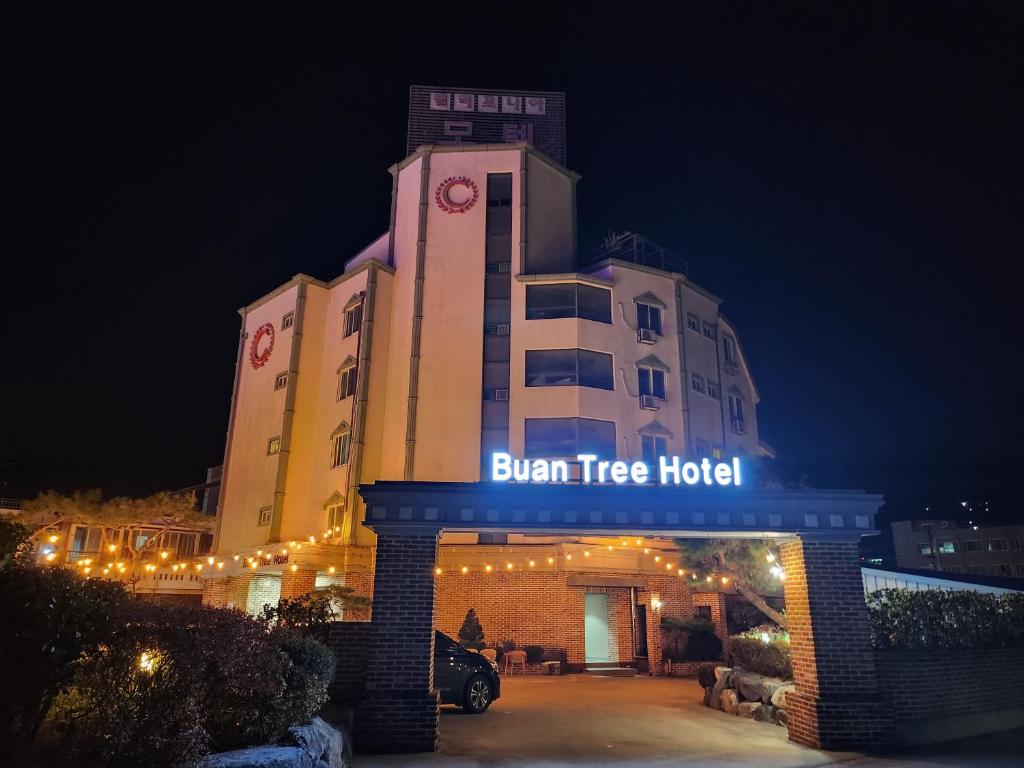 a building with a sign that reads burn tree hotel at Buan Tree California Hotel in Buan
