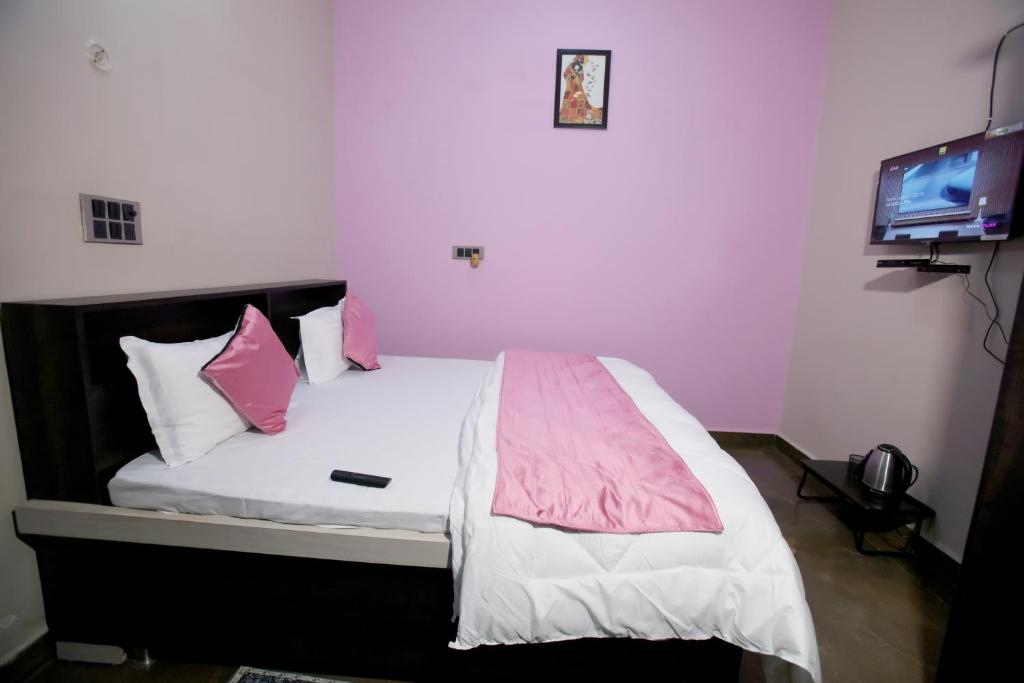 Postel nebo postele na pokoji v ubytování Signature Inn Orchha